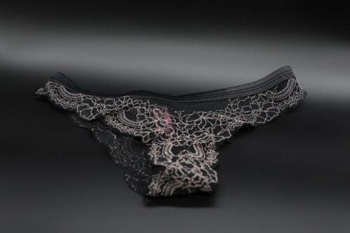 schwarzer hunkemöller slip spitze